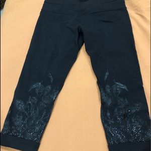 Lululemon black Peacock Crops, Sz 10 Limited Edition